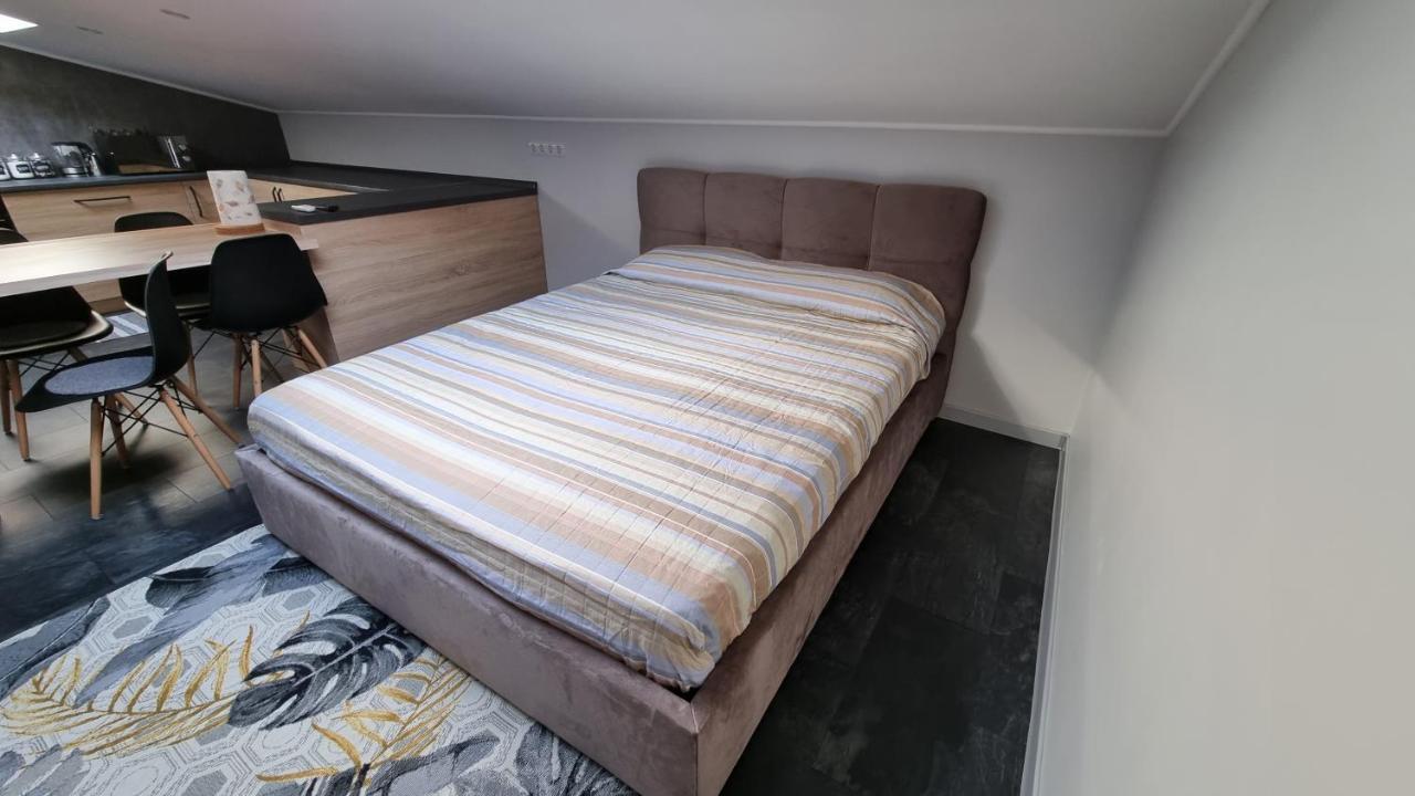 Ferienwohnung Mansarda Kamjanez-Podilskyj Exterior foto